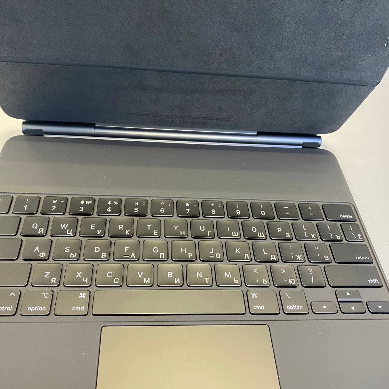 Чехол-клавиатура Apple Magic Keyboard для iPad Pro 12.9 (2020-2022)/Air 13 (2024/2025) Black (MXQU2) кириллица (лазерная гравировка) + QWERTY